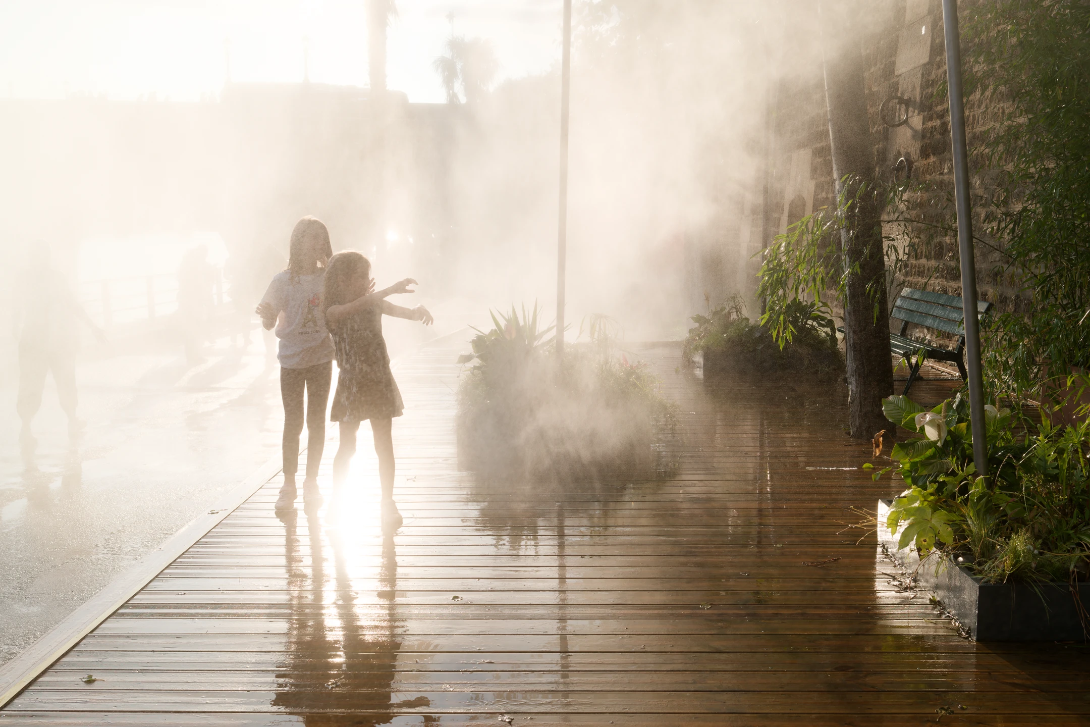 Street photo : Brumisateurs – France, Paris, Voie Georges Pompidou.
