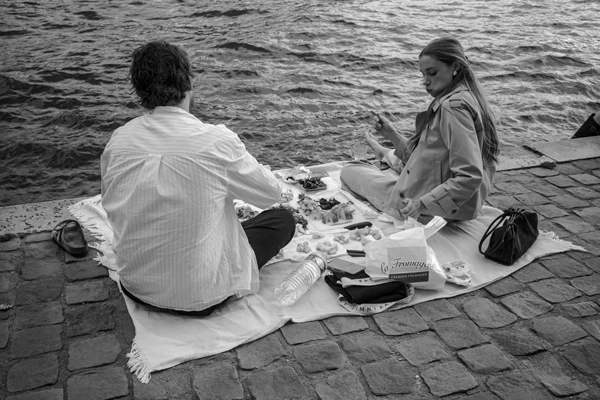 Street photo : Pique-nique – France, Paris, Port du Louvre.