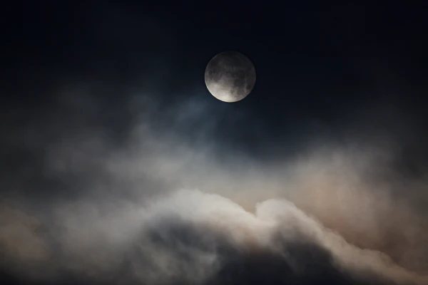Photo : Lune cendrée et voute nuageuse épaisse, Vosges.