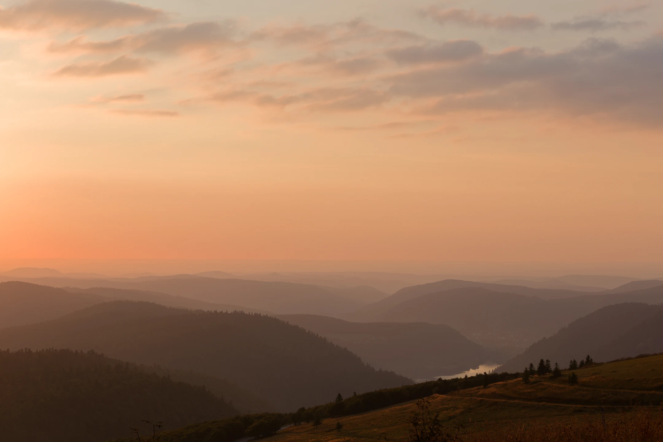 Photo :Lac de Longemer vu depuis le Hohneck au crépuscule, en été, Vosges.