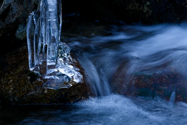 Photo : Goutte de Saichy gelée en hiver, Vosges.