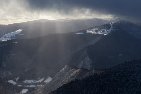 Photo : Vallée sous un ciel sombre d'hiver, vue depuis le Kastelberg, Vosges.