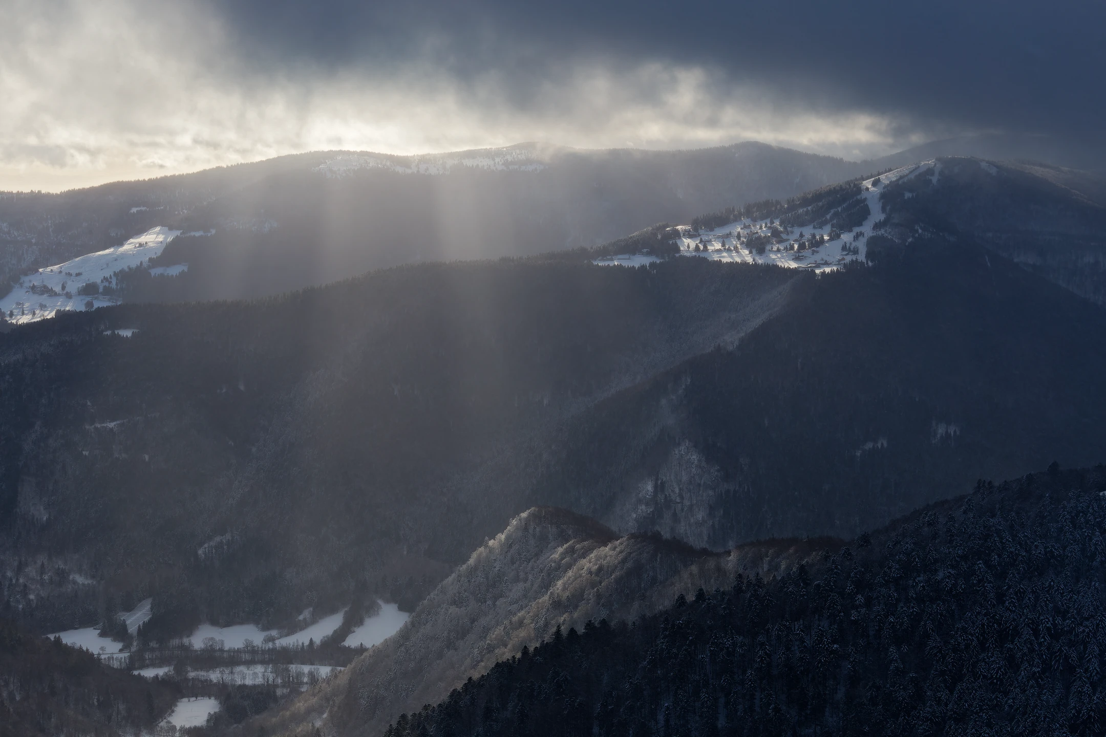 Photo : Vallée sous un ciel sombre d'hiver, vue depuis le Kastelberg, Vosges.
